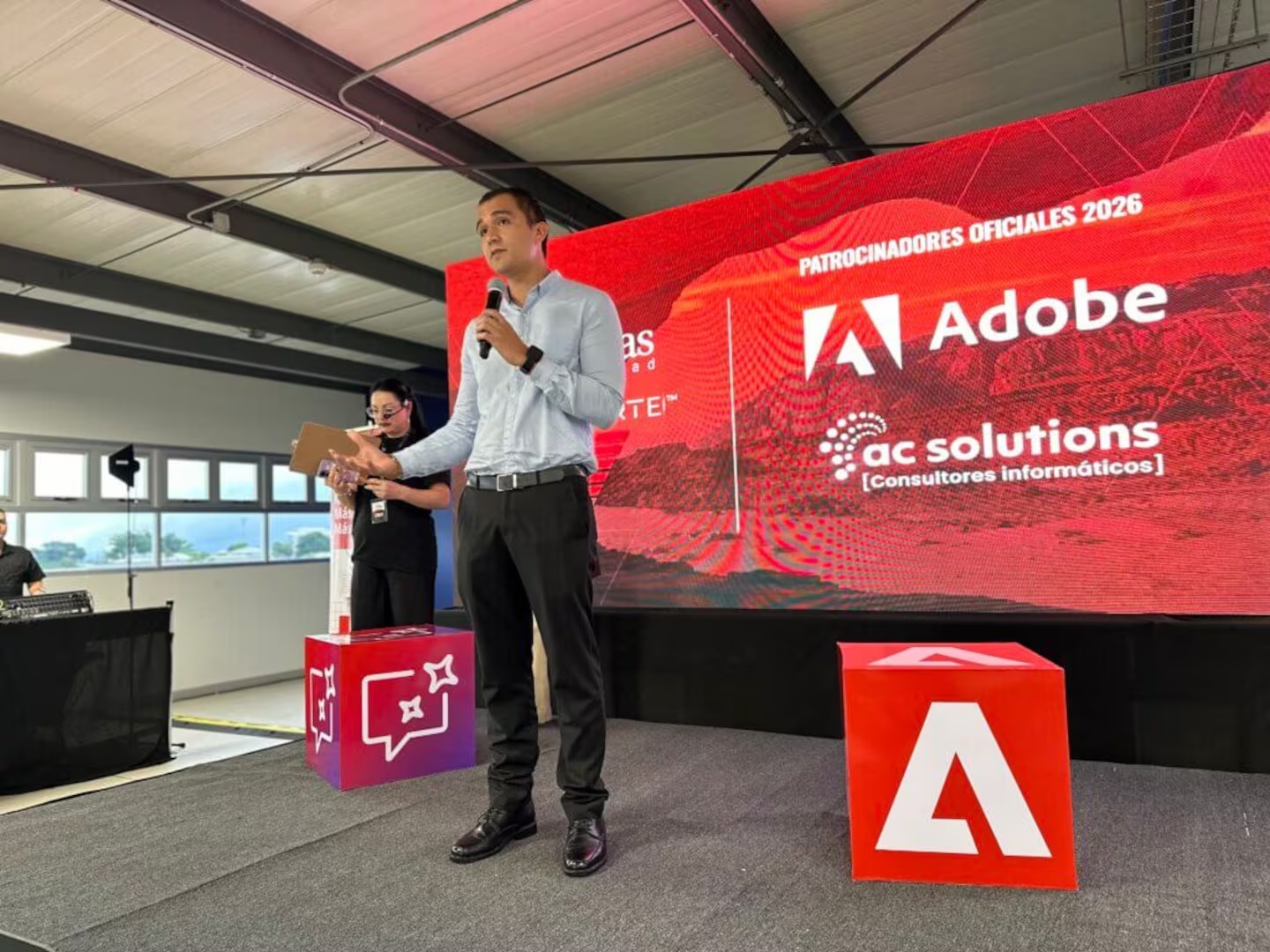 Allan Chanto fala ao público num palco.